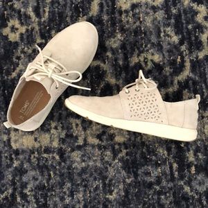 Tom’s tennis shoes